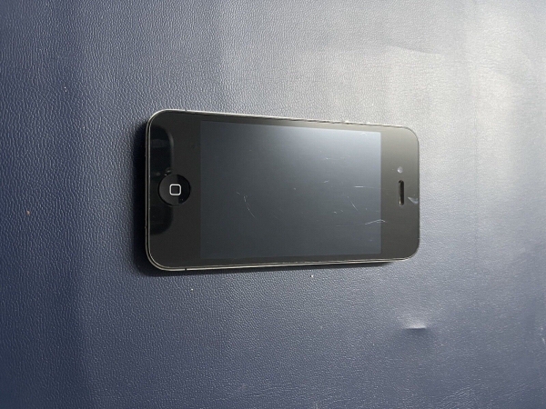 Apple iPhone 4 – 8GB – Schwarz – schaltet ein, funktionstüchtiger Zustand unbekannt