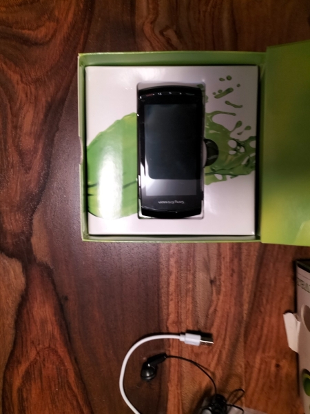 Sony Ericsson  Vivaz FIFA Edition – Moon Silver (Ohne Simlock) Smartphone