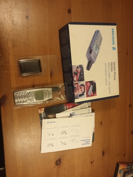 Sony Ericsson R520m – Silver (Unlocked) Smartphone Unbenutzt