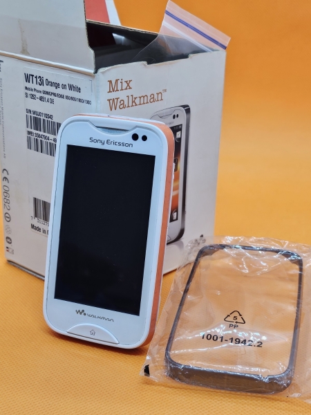 Sony Ericsson  Mix Walkman WT13i – Orange – Handy  Smartphone