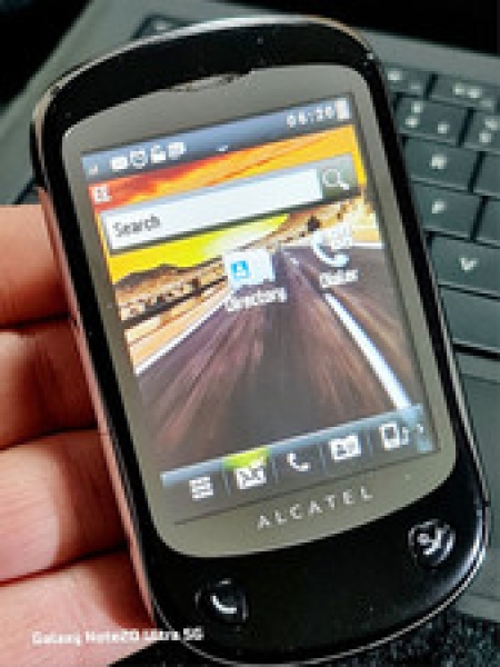 Alcatel OT-710 (entsperrt) Smartphone sehr guter Zustand mit Ladegerät