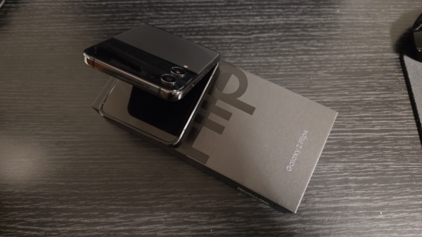 Samsung Galaxy Z Flip4 256GB Graphite entsperrt Smartphone (neuwertig)