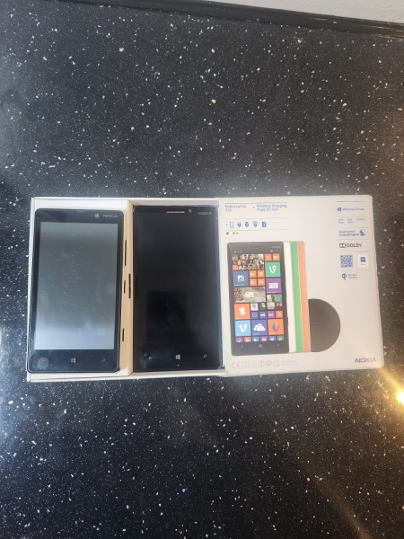 Nokia Lumia 930 schwarz Ersatzteile + Lumia 820 voll funktionsfähig Bundle Handys (A)
