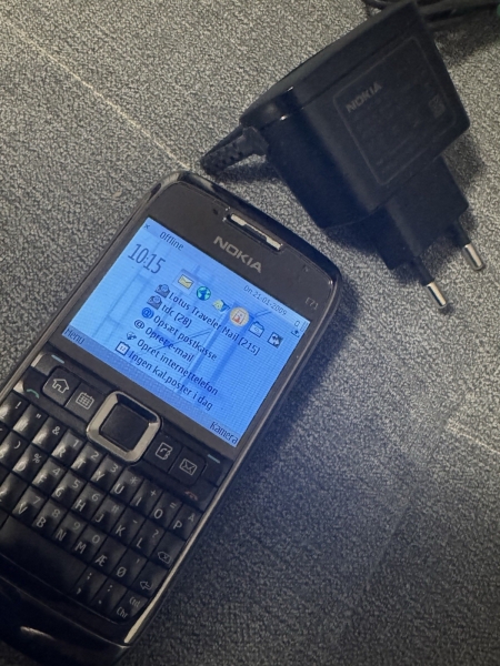 Nokia E71 Smartphone Grau Stahl Ohne SIM-Lock Functionied Perfect Nur 30 Stunden