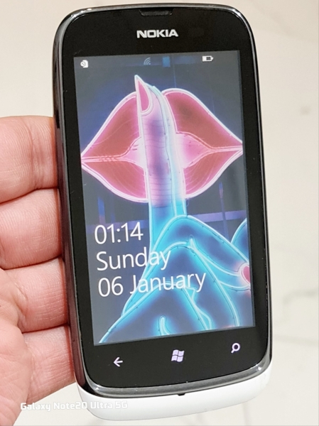 Nokia Lumia 610 – 8GB (Entsperrt) 3G Smartphone Top Zustand mit Ladegerät