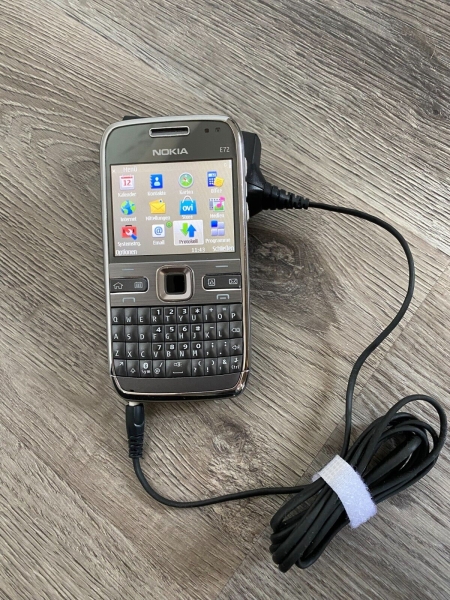 Nokia  E72 – Grau Ohne SIM-Lock Smartphone 5.0 MPix 250MB MicroSD