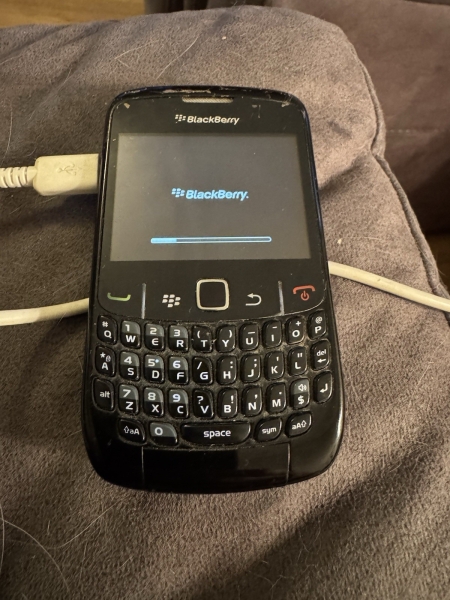 2x Blackberry 8520 Handys (ohne Akkus)