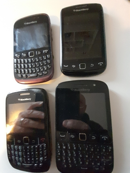4 x Blackberry Handys, 9380, 8520, 9720, 9320, ohne Ladegeräte, alle funktionieren