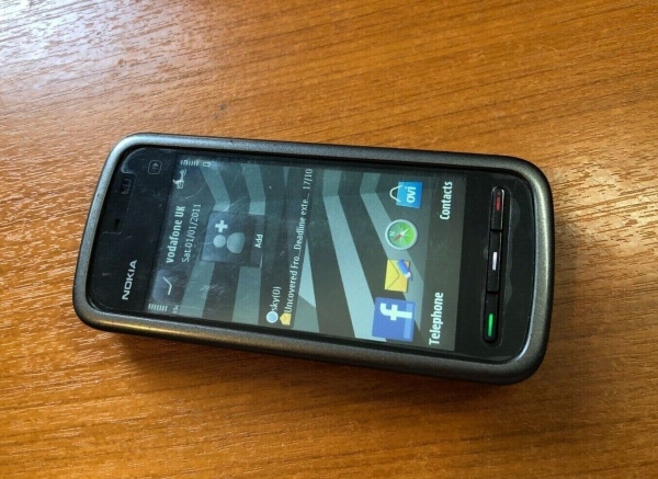 Nokia 5230 Smartphone – Grau Schwarz Pink – Entsperrt – Displayschutz