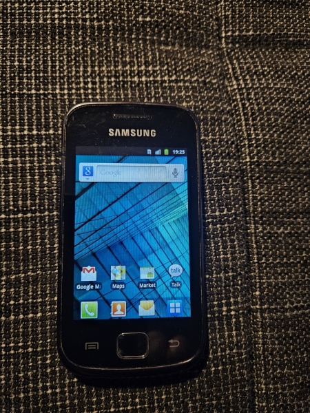 SAMSUNG GALAXY GIO GT-S5660  Smartphone