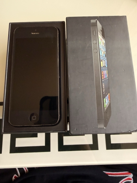 iPhone 5 16GB Original Black Box mit Anleitungen und Aufklebern Top Zustand