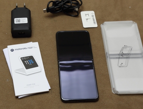 Motorola Moto Razr 40 Ultra 8 + 256 GB Schwarz Smartphone mit klappbarem Display