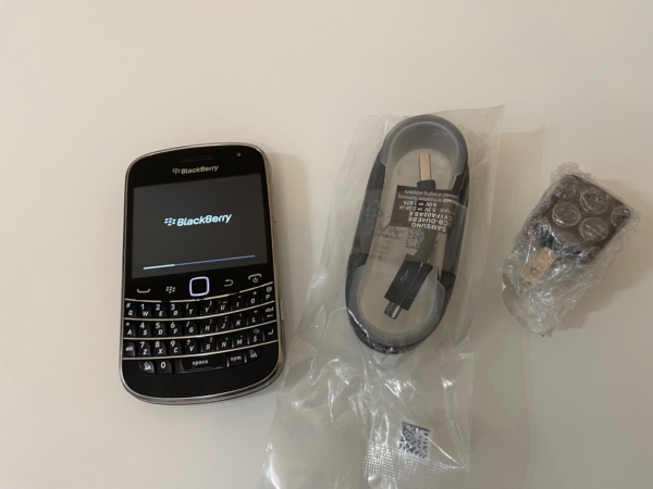BlackBerry Bold 9900 – 8GB – Black (Unlocked) Smartphone