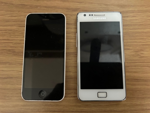 Apple SE und Samsung GT-I1900 Smartphones Handys *DEFEKT*