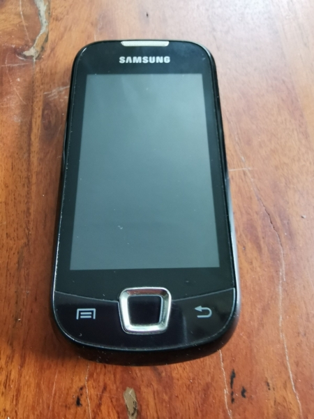 Samsung  Galaxy 3 GT-I5800 – Deep Black  Smartphone Pixelfehler