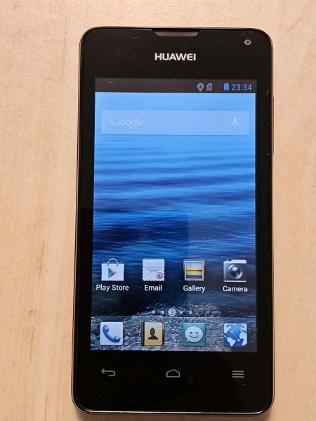 Huawei Ascend Y300 Smartphone 4GB schwarz/weiß Smartphone entsperrt.