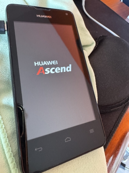Huawei Ascend Y300 schwarz Smartphone Bundle (defekt)