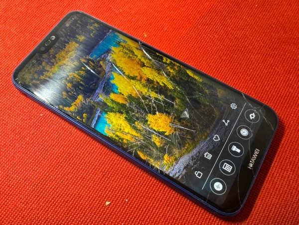 Huawei P20 Lite ANE-LX1 64GB blau Smartphone defekt