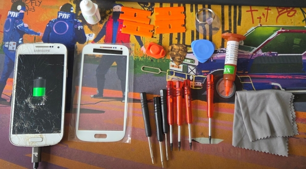 Entsperrtes Samsung Galaxy S4 mini mit Reparaturset (GT-I9195 – 8GB – White Frost)