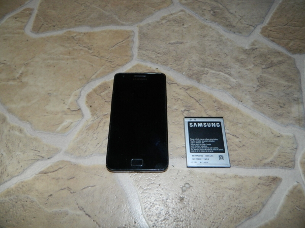 Samsung Galaxy S 2 : Smartphone / Handy – Akzeptabel – ohne Ladekabel