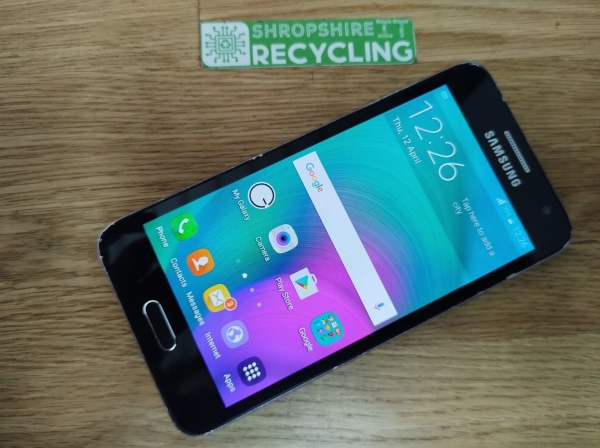 Samsung Galaxy A3 (A300FU) schwarz 16GB *ENTSPERRT – GESPRUNGENE BILDSCHIRMECKE*