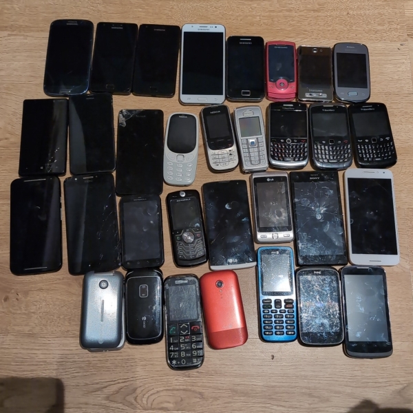 32x Smartphone Konvolut – Samsung, Blackberry, Motorola, Nokia, Doro etc & Hüllen
