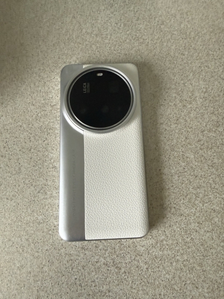 Xiaomi 15 Ultra Smartphone weiß, 16GB/512GB, entsperrt, UK-Modell. Gebraucht gut.