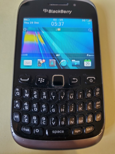 BlackBerry Curve 9320 Smartphone (entsperrt) – Fuschia B57