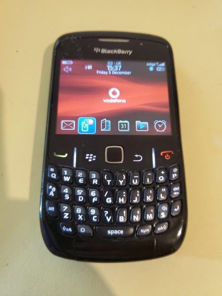 BlackBerry Curve 8520 2,4″ 256 MB, 2MP entsperrt Smartphone – schwarz B38