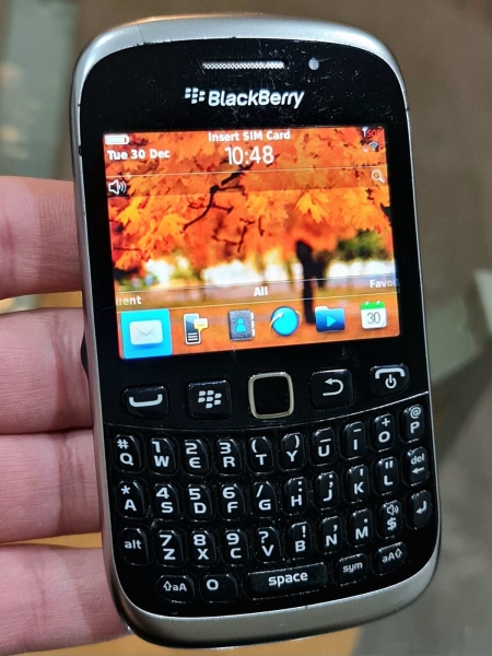 BlackBerry Curve 9320 (entsperrt) 3G Smartphone guter Zustand mit Ladegerät