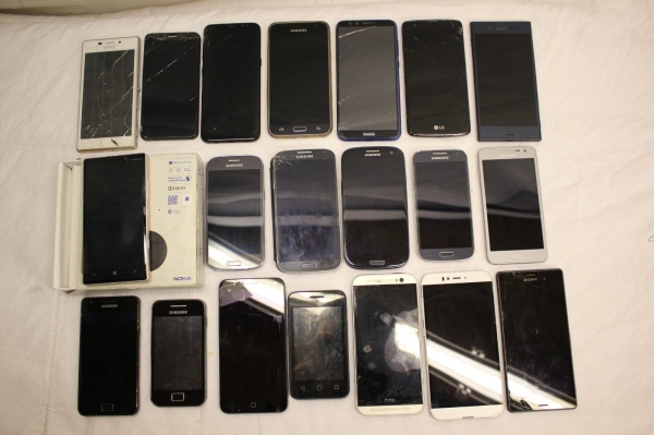 RESTPOSTEN 20 X GEMISCHTE HANDYS SMARTPHONES NOKIA SONY XPERIA SAMSUNG DEFEKT BESCHÄDIGT