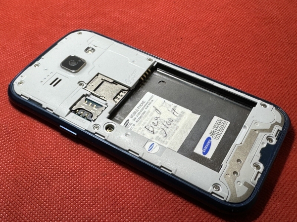 Samsung Galaxy J1 – J100h – Schwarz Smartphone unvollständig defekt