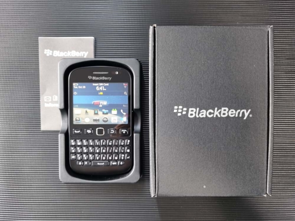 BlackBerry 9720 Unlocked 3G 5MP LED flash Keyboard Smartphone Fully function