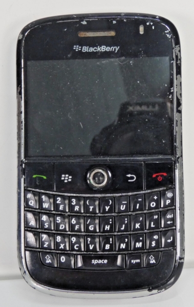 Smartphone BlackBerry 9000 ohne Akku ungetestet klebend Kunststoff