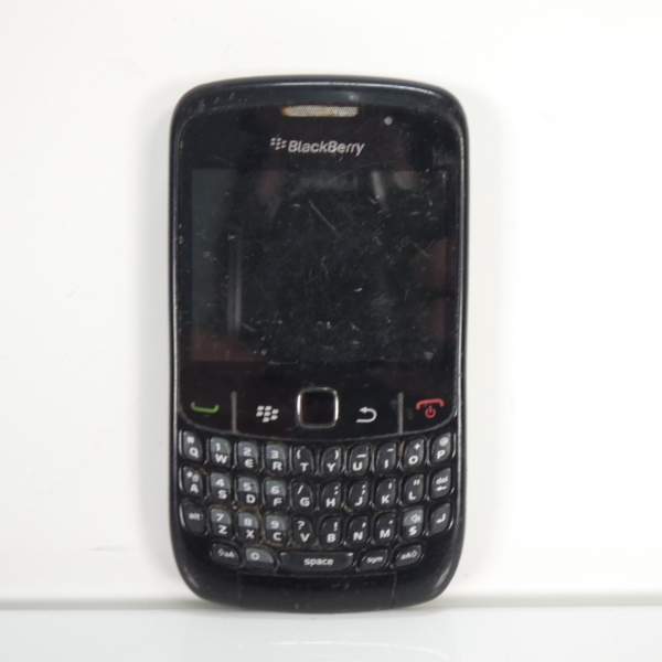 Smartphone BlackBerry 8520 ohne Akku ungetestet klebend Kunststoff