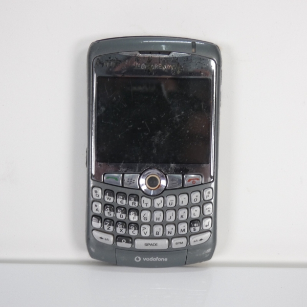 Smartphone BlackBerry 8310 ohne Akku ungetestet klebend Kunststoff