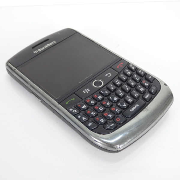 Smartphone BlackBerry 8310 ohne Akku ungetestet klebend Kunststoff