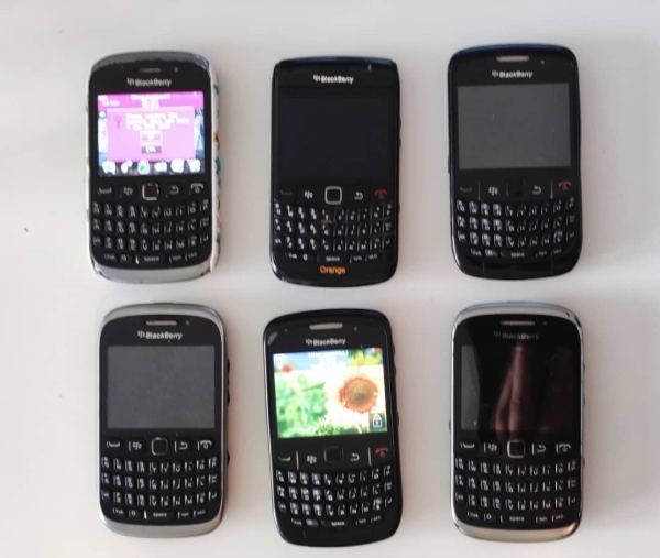 6x BlackBerry Smartphones Restposten, Bold 9780, 9320, Curve 8520 Defekt Teile