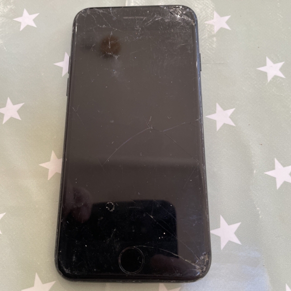 iPhone 7 Smartphone mit gesprungenem Display