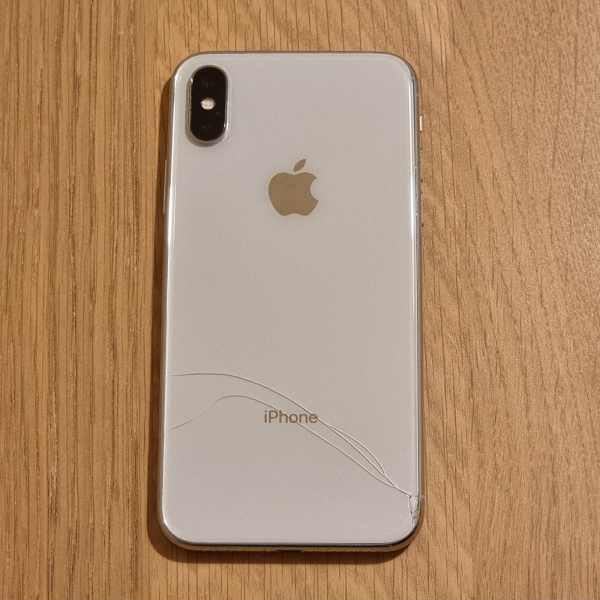 Apple iPhone X – 64GB – Silber – Rückseite Glas gesprungen
