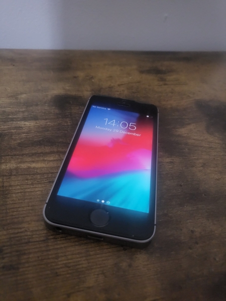 Apple iPhone SE schwarz (A1723) 32GB GSM+CDMA Smartphone 44