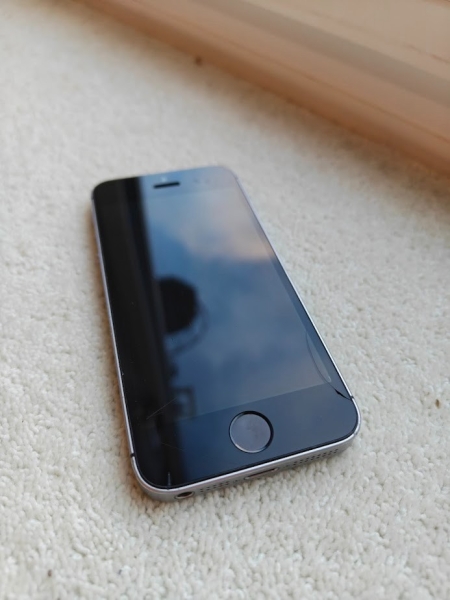 Apple iPhone SE (1. Gen) – 32GB – Space Grau – Gesperrt