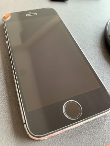 Apple iPhone 5s – 64GB – Space Grau (Ohne Simlock) A1457, m. Ersatz-Displayschutzfolien