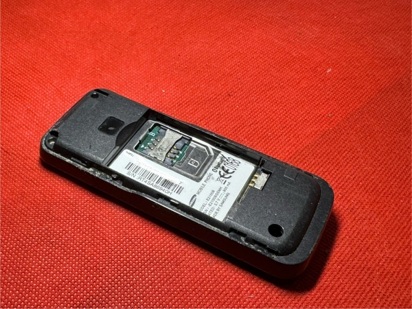 Samsung E1200B (entsperrt) Smartphone unvollständig