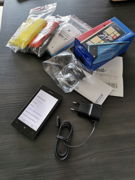 Nokia  Lumia 520 Schwarz Smartphone mit mehreren Wechselcovern Windows Phone