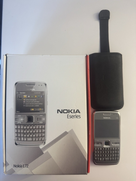 Nokia E72 Navi Smartphone (5,8 cm) Display, QWERTZ-Tastatur