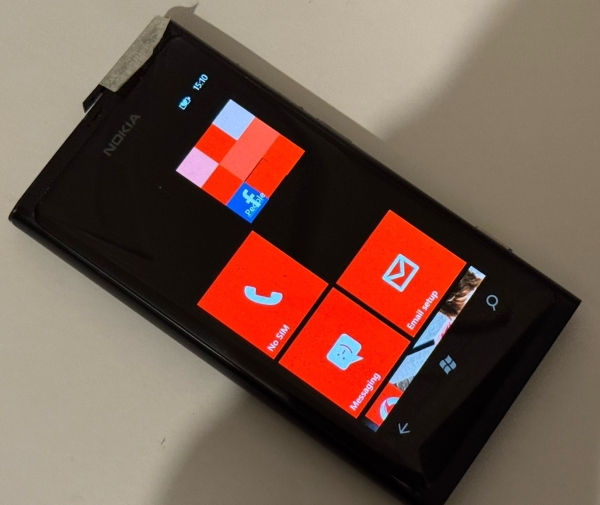 Nokia Lumia 800 – 16GB – Smartphone UNGETESTET / Defekt – für Teile oder Reparatur