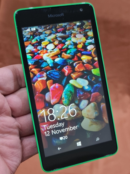 Nokia Lumia 535 entsperrt (8GB) 3G Smartphone Top Zustand mit Ladegerät