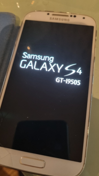 Samsung Galaxy S4 GT-19505 schwarz 16GB 5,0″ 13MP Android Smartphone DISPLAYBRUCH