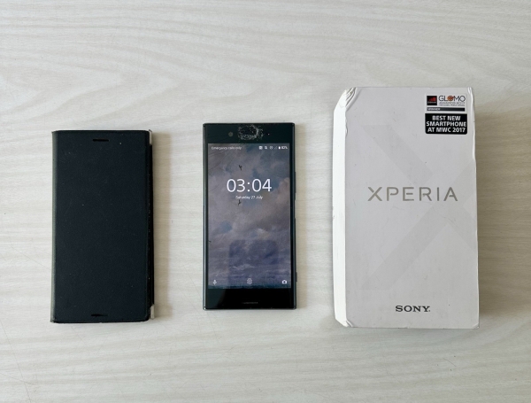 Sony Xperia XZ Premium schwarz – Display beschädigt (Top 1/3) – funktionsfähig – Bundle